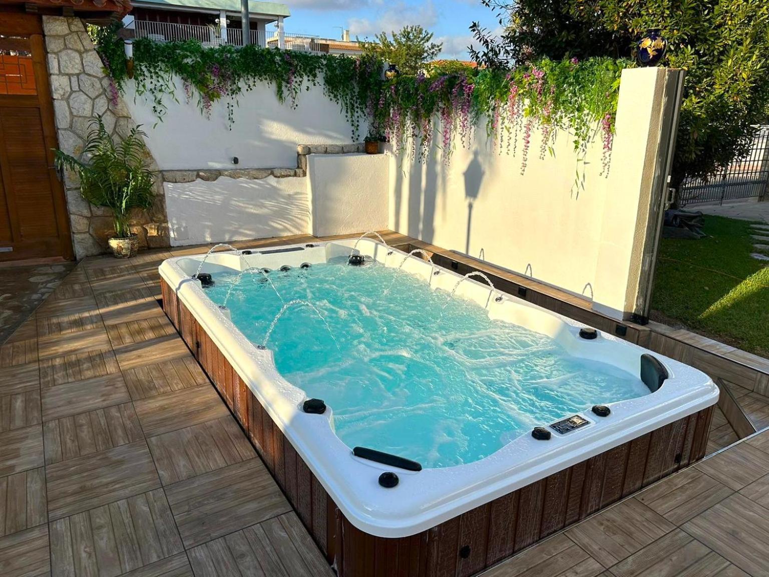 Villa Sitges El Ranch Amaizing Outdoor Areas Beaches At 5 Minutes Walk Sitges At 15 Min Drive Ac Pool Jacuzzi & Garden Xxl Calafell Zewnętrze zdjęcie